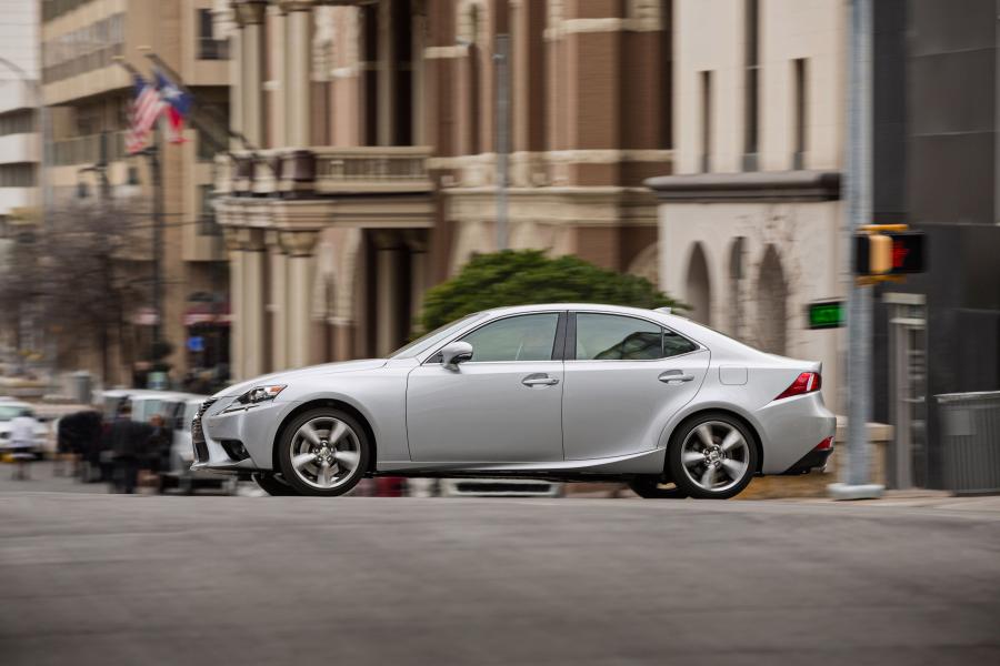  Lexus IS300 AWD F-Sport 2015 года  (фото 5 из 48)